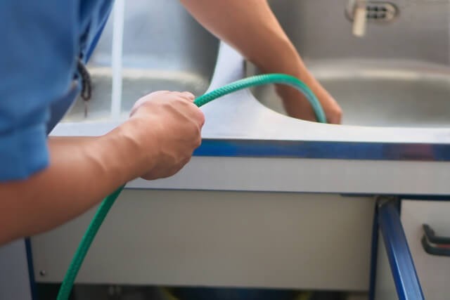 キッチン排水溝のつまりを今すぐ解決する方法